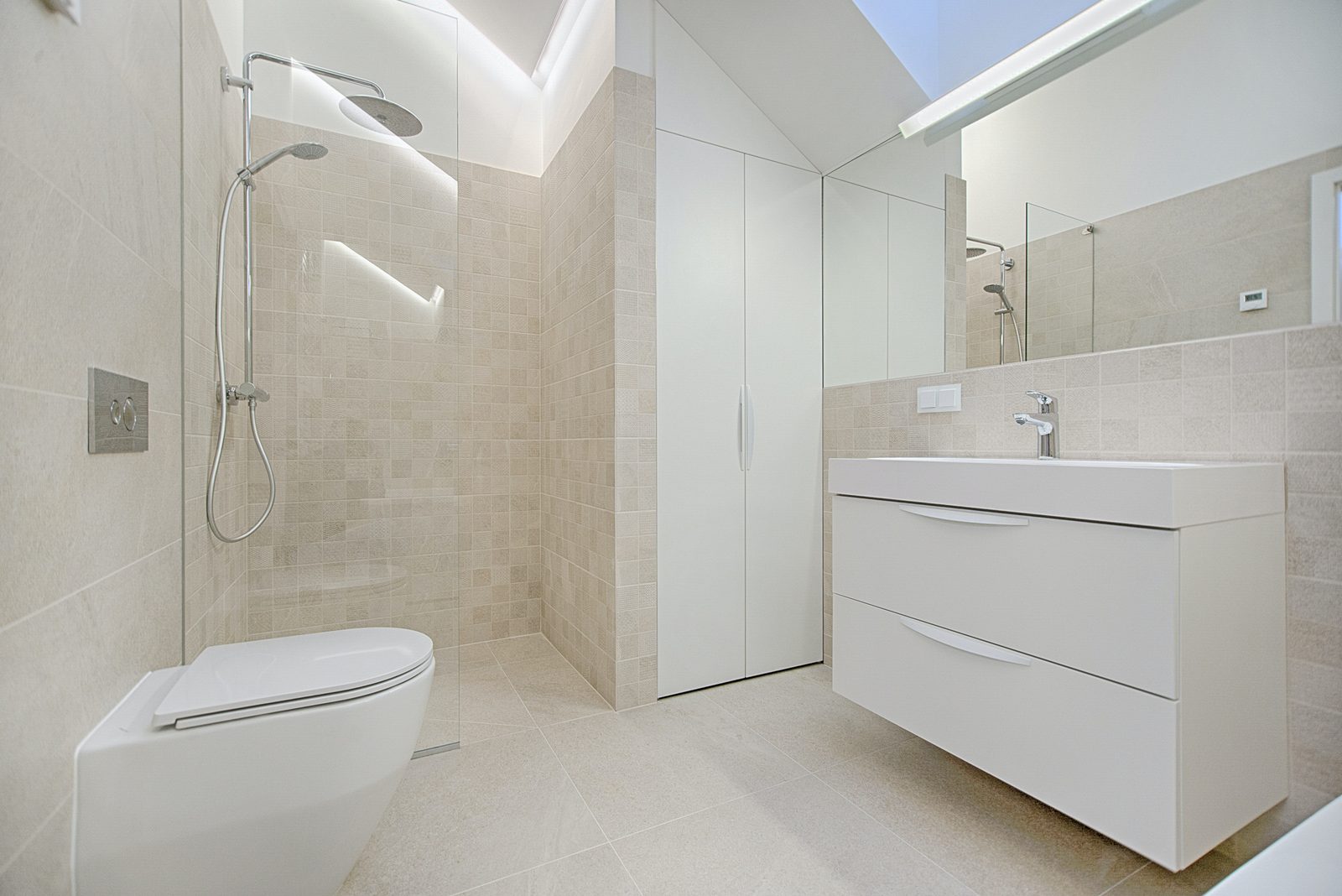 Wall-hung basin on mosaic tiles